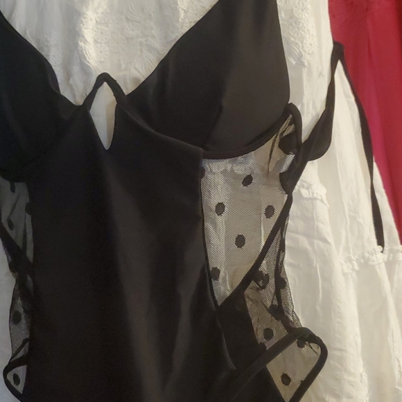 Size small wom. black netted sides 1 piece polka - Picture 4 of 10